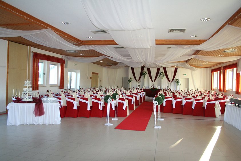 Gemeindehalle: bestuhlt und festlich in weiß-rot eingedeckt und dekoriert